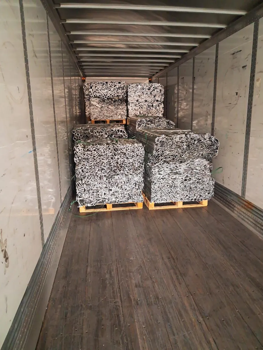 Aluminium extrusions loaded in container — SIDELL